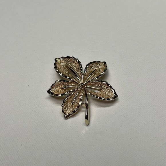 Vintage Sarah Coventry Signed Gold Tone Maple Leaf Brooch - Picture 2 of 6